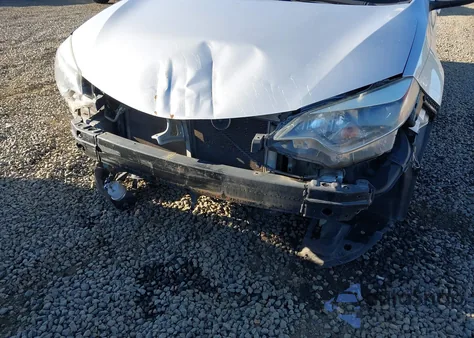 2015 Toyota Corolla Le Plus z USA, uszkodzony, nr VIN 5YFBURHE5FP204390